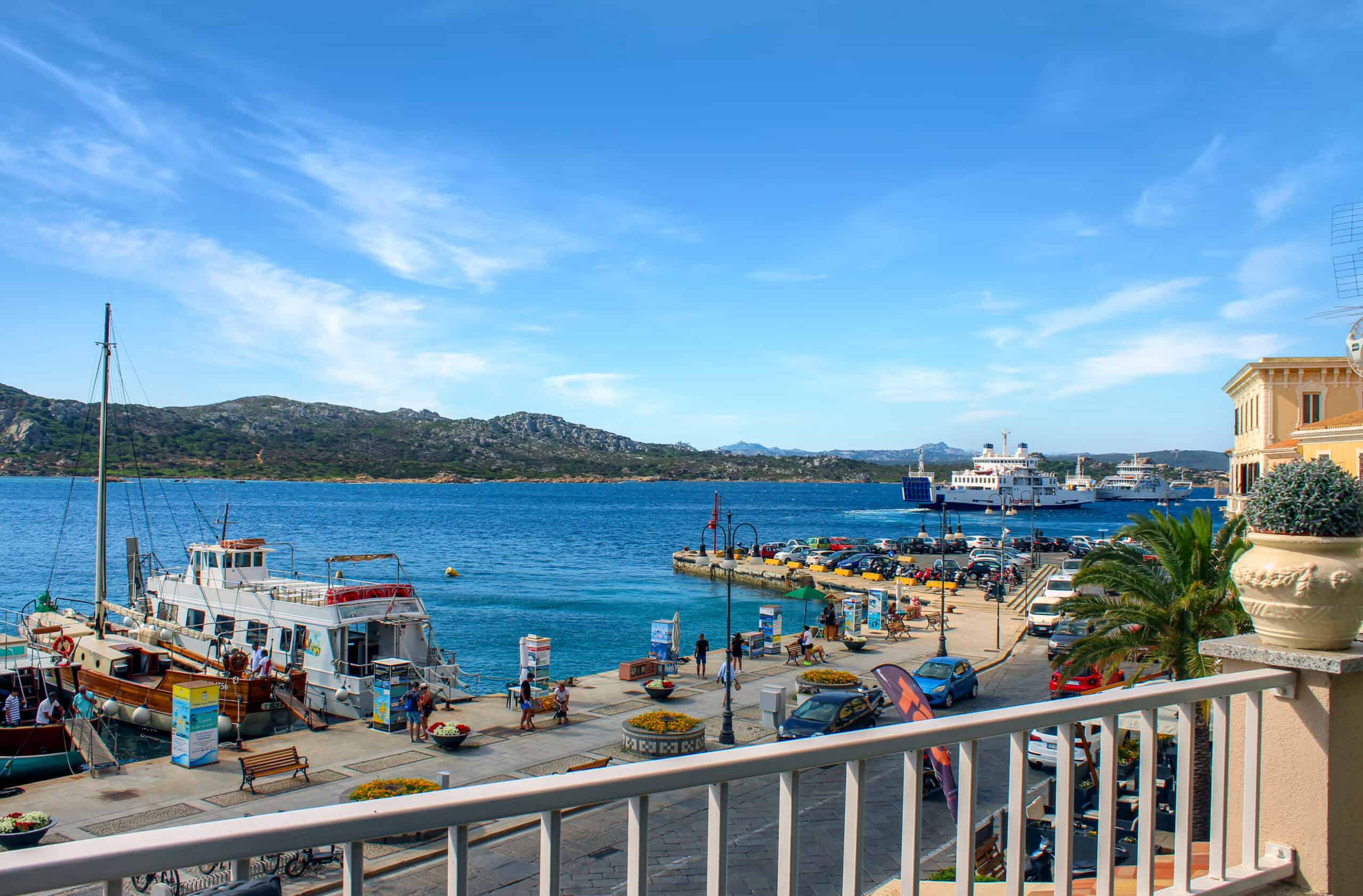 vista del porto con barche e mare